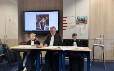 Lionsclub Alblasserwaard d’Egelantier brengt de rechtbank naar de Rehoboth school